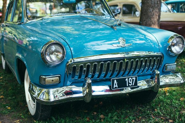 Chapeaux estivaux : top sélections pour un look professionnel chic cet été !