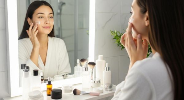 Pourquoi les cosmétiques sont-ils incontournables dans une routine beauté efficace ?